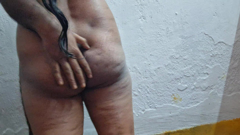 Busty Banuu: Büyük memeli hizmetçi sikişiyor sakso