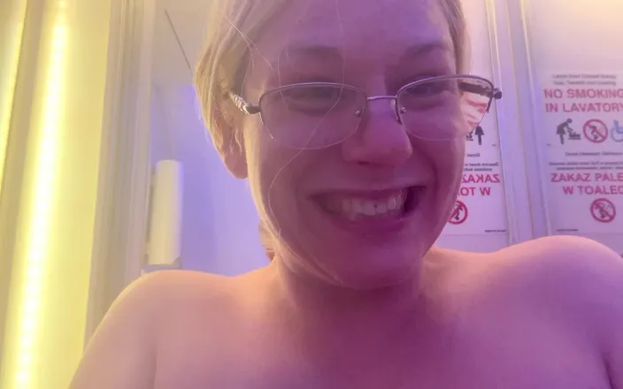 Putarankahotmilf: Explosive Squirt and Pussy Spread in the Airplane Toilet