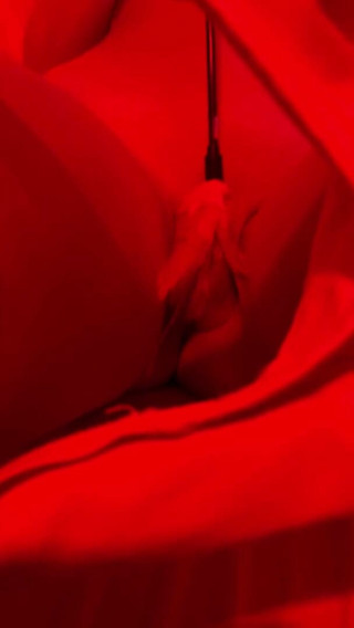 Cathia: Playing with a feather, on my juicy pussy