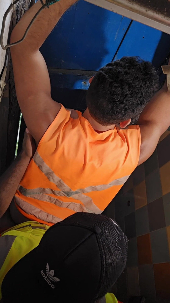 SEX GAY AMATEUR: Pracovník mi šuká zadek v koupelně v práci