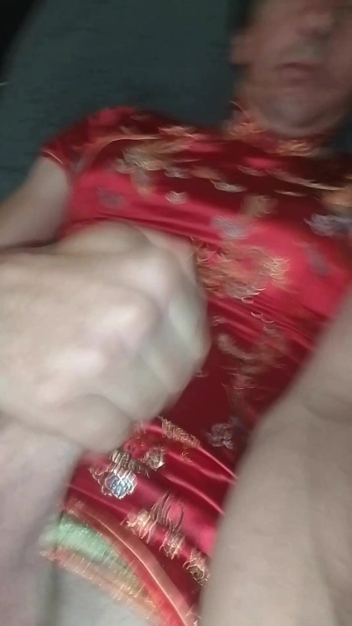 Leatransteen: Lars Damberger onanerar i en röd Asia Cheongsam