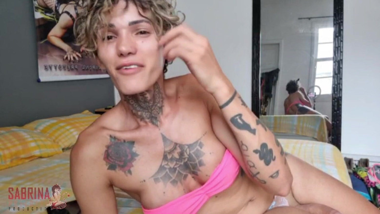 Prezottes_House: Великий півень транссексуал демонструє своє тіло на камеру.