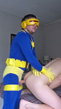 Jebanie mojego przyrodniego brata po fantazyjnej imprezie Yhe powiedział mi zostawić mój strój Cyclops na