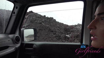 ATK Girlfriends: Emily fa uno spettacolo in macchina giocando con le sue...