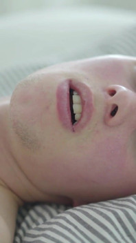 英俊的年轻男孩展示他的小穴并手淫他的大鸡巴