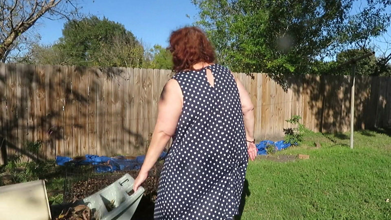 BBW nurse Vicki adventures with friends: Joacă în grădina mea arătându-mi țâțele din burtă, curul, picioarele și pizda grasă...