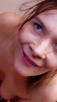 Verleidelijke babe weet hoe ze twee geile jongens moet plezieren