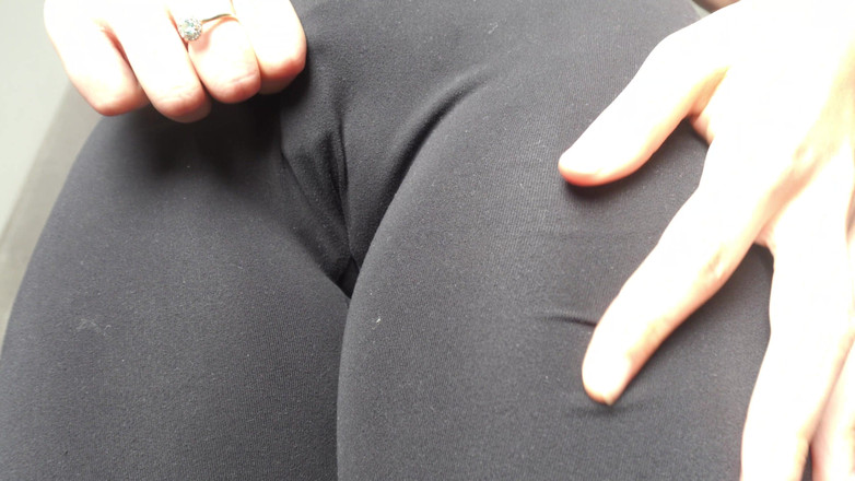 AmayaMori: 我的印度妻子穿着内裤插骆驼趾阴户并自慰直到高潮，然后穿着紧身裤展示她的大屁股