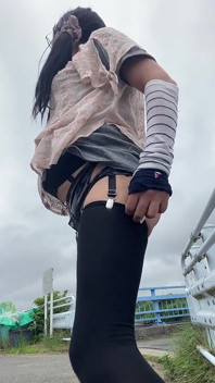 Esibizionista n.258 cammina con pantaloni a gamba libera