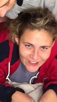 Oda servisi! Odaları temizleyen kız bir misafir tarafından baştan çıkarılıyor ve göğsüne boşalıyor.
