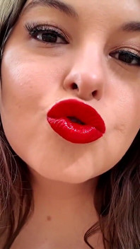 Baci rossi lenti e sensuali