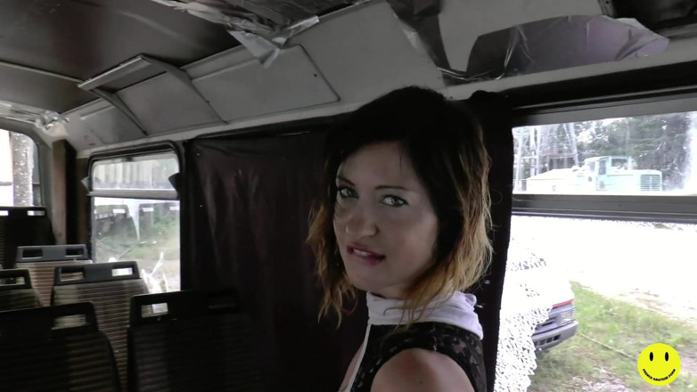 French Amateur Porn: Sesso in un autobus abbandonato