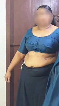 Une bhabhi sexy en sari bleu enlève son sari pour montrer ici son corps pulpeux sexy. Gros patron et cul