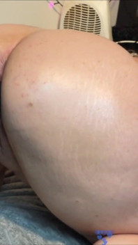 Dikke camgirl neemt een enorme grote zwarte lul-dildo
