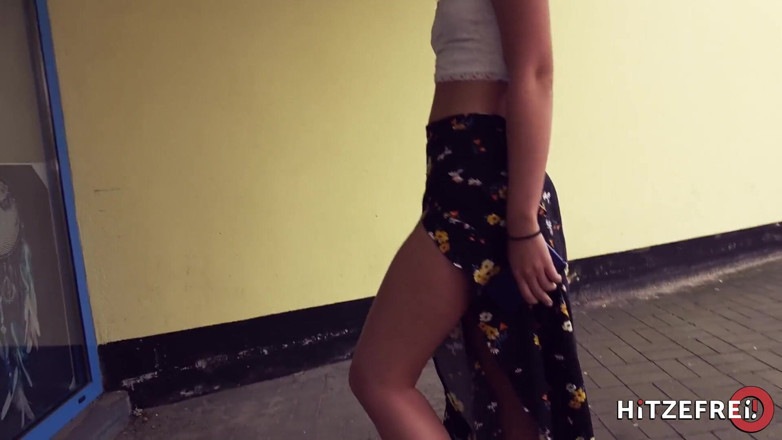 Hitzefrei: Teen Alessandra Amore fucked under a bridge
