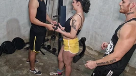 Pelatih pribadi ngentot saudara tiri di gym