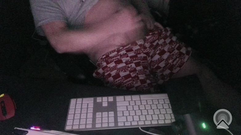 Respawn Daddy: Masturbasi malam hari menggoda di komputerku dengan webcam dan waktunya...