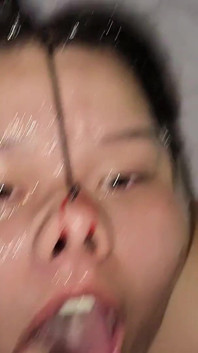 Adoro quando mi scopa la gola fino a quando non mi svuota le palle sulla faccia