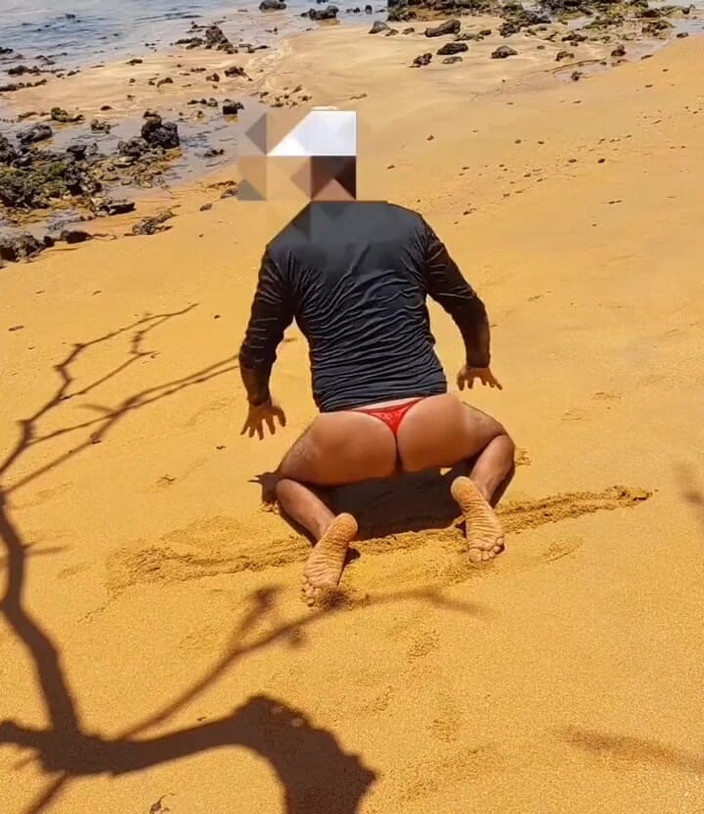 Ladysilvas: Ladysilva समुद्र तट पर पैंटीज में अपनी हॉट गांड दिखा रही है