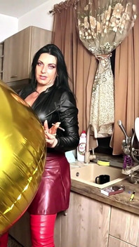 Glänzender aufblasbarer Ballon-fetisch. Leder rauchen, spucken und doppel-spermalecken