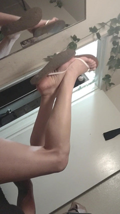 Lucy0008: Io mi masturbo in un vestito marrone