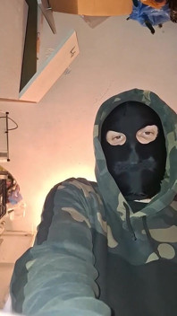 Un Homme Masqué Et Une Grosse Bite