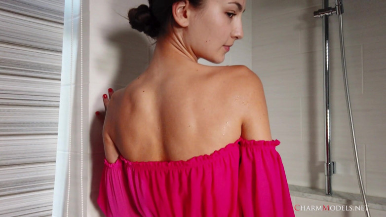 CharmModels: 투명한 드레스를 입은 Anna의 샤워 꿈