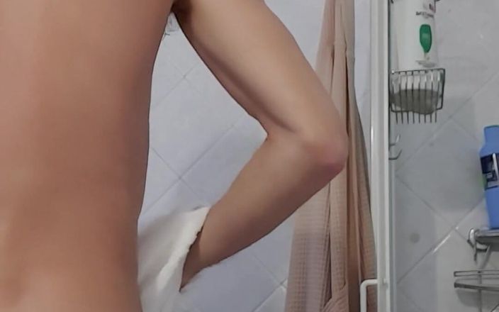 Boy jerking off: Przyjdź wziąć gorący prysznic ze mną?