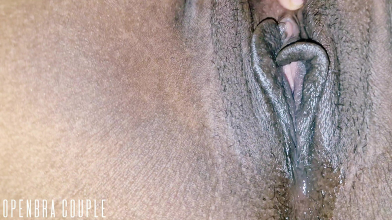 Openbra: Ma belle-mère se masturbe la chatte, je lui trouve le...