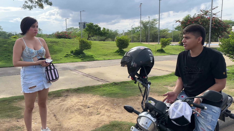 ManuelaAlvarez: Jovem estranha me leva a sua casa para foder com...
