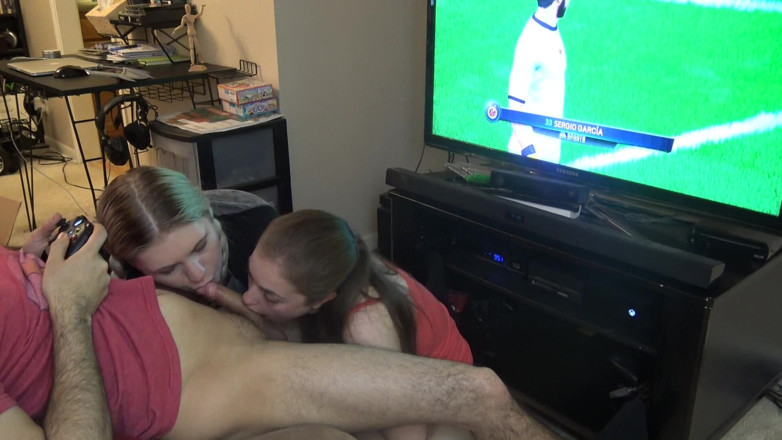 LustfulGeeks: Muie dublă în timp ce joacă fifa