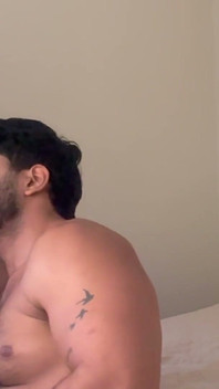 Jantan bertatu Hung Papi mengongkek latino seksi tanpa kondom