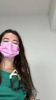 Професійний фізичний огляд, відео від першої особи в зелених скрабах