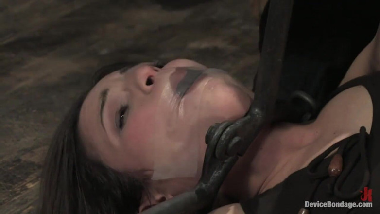 Device Bondage by Kink: 琥珀色のレインライブショー、パート1