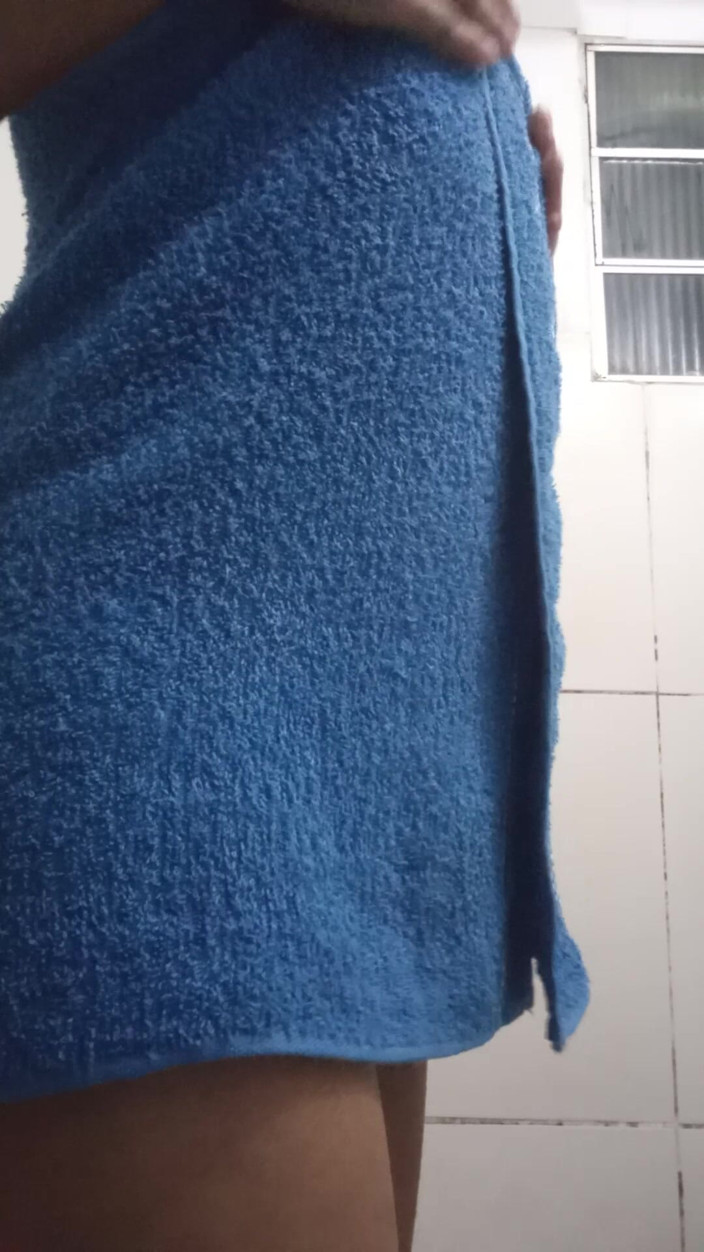 AngelMature: Macecha se svléká do naha, aby ji viděli za dveřmi...