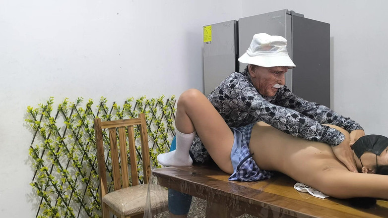 NEGRITA SEXY: Un bărbat de 60 de ani cu pălărie mă folosește ca...