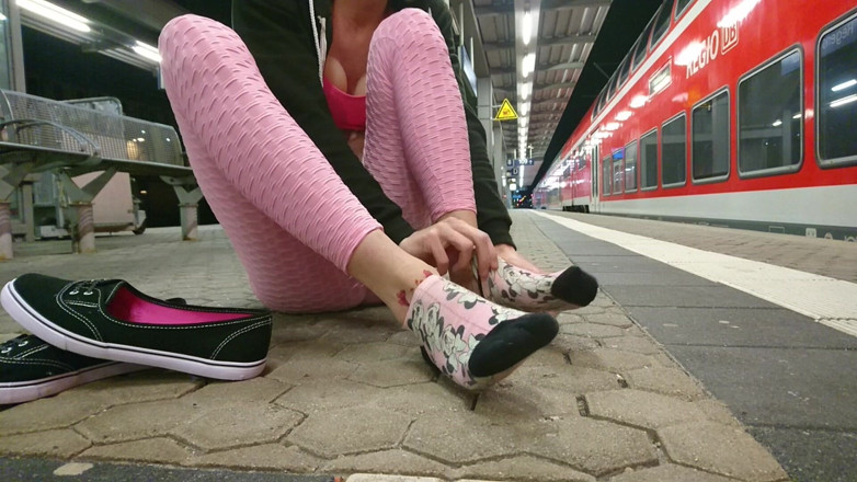 sweetfeet29: Mostra dei piedi alla stazione