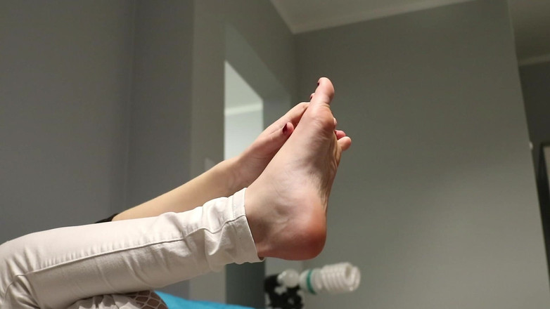 Anna Booty: Bermain kaki semasa menonton TV