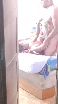 義理の妹と義父がセックスしているのを見つけ、部屋のドアの前で自分を触っていました。