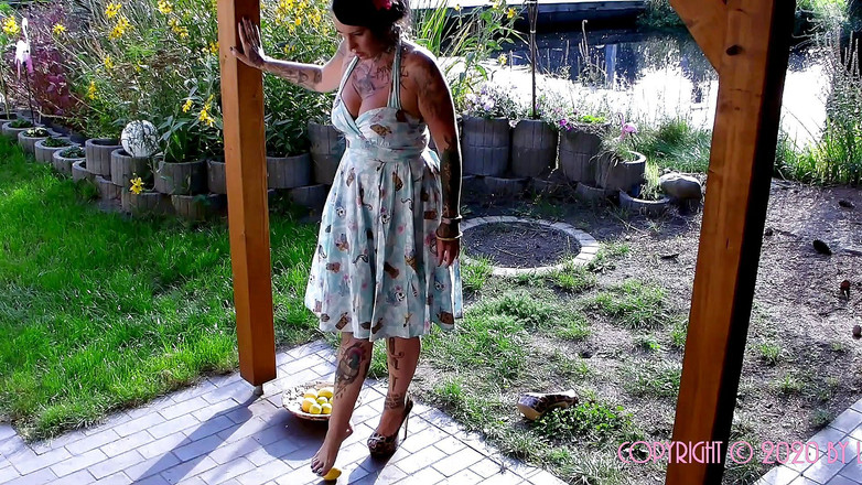 Domina Lady Vampira - SM Studio Femdom Empire: Crushed summer - memamerkan buah jeruk di bawah kaki telanjangmu