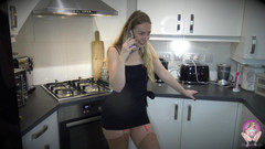 Brea Rose: Pinkeln beim telefonieren