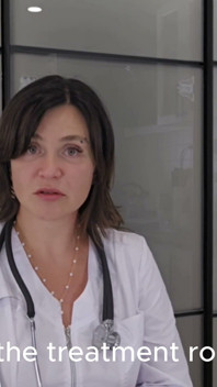 Dr. Lisa redt de penis van een patiënt