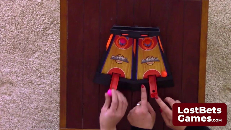 Lost Bets Games: Tobi glänzt in diesem Strip-Basketball-Flippies-spiel