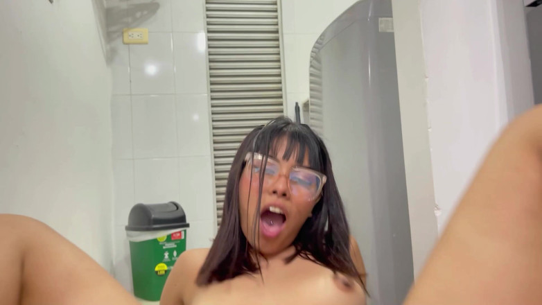 Saraymike: 내 큰 의붓여동생은 섹시한 혀 피어싱을 내 거대한 음경에 문지르며 내가 그녀의 귀여운 얼굴에 사정할 때까지 좋아해.