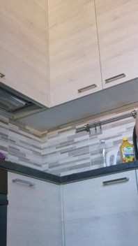 La ragazza birichina in cucina ama la lingerie