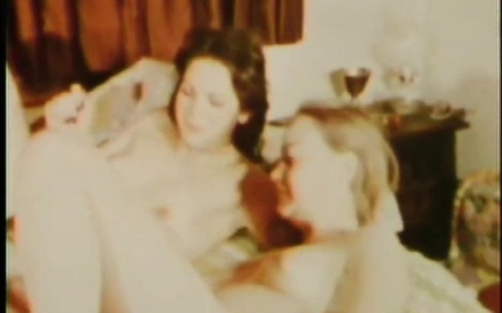 Vintage megastore: Sexo matinal inesperado com estranho depois da festa