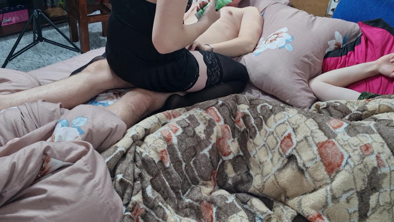 Viktoria_sekret: La moglie parla con il marito e prende il cazzo...