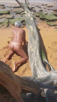 Ladysilva sulla spiaggia nuda mostra il suo culo sexy abbronzato