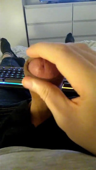 Quick Wank and Cum in My Jeans While Gaming