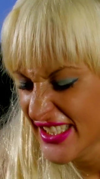 Cycata blond milf drenuje twardego kutasa kolesi na zewnątrz